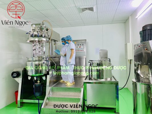 Nhân viên sản xuất tại Dược Viên Ngọc
