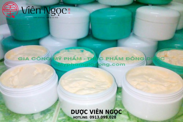 Sử dụng kem trộn để giúp trắng da