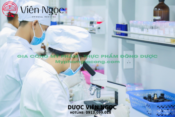 Kem trộn cô gái tóc xù